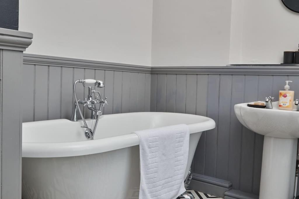 Cosy 3-Bedroom House In Seaham - Street Parking Exterior photo